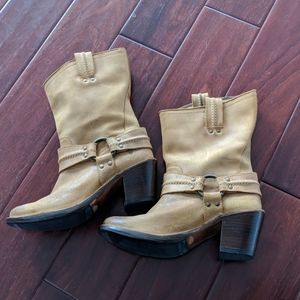 Frye Carmen short women's